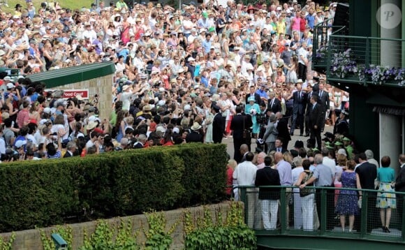 Evénement lors de la 4e journée à Wimbledon 2010 : la venue de la reine Elizabeth II a déclenché courbettes et révérences en cascade !