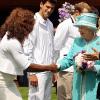 Evénement lors de la 4e journée à Wimbledon 2010 : la venue de la reine Elizabeth II a déclenché courbettes et révérences en cascade !
