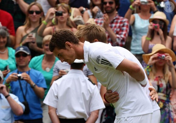 Evénement lors de la 4e journée à Wimbledon 2010 : la venue de la reine Elizabeth II a déclenché courbettes et révérences en cascade ! (photo : Andy Murray et Jarko Nieminen en arrière-plan)