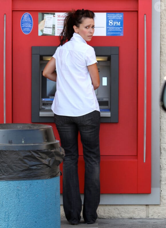 Jennifer Love Hewitt au distributeur de billets dans le nord d'Hollywood le 24 juin 2010