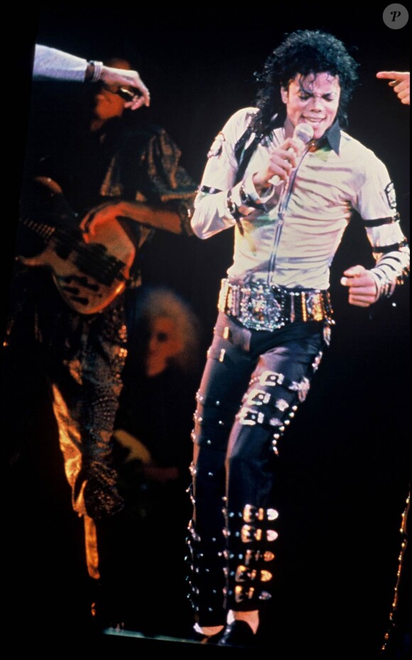 Michael Jackson : un jeu vidéo de danse et de chant édité par Ubisoft paraîtra fin 2010.