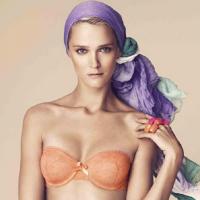La magnifique Carmen Kass, l'égérie de Dior, affiche son corps de déesse pour la lingerie Lindex...