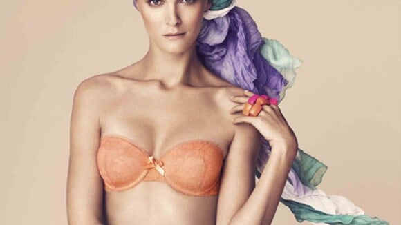La magnifique Carmen Kass, l'égérie de Dior, affiche son corps de déesse pour la lingerie Lindex...
