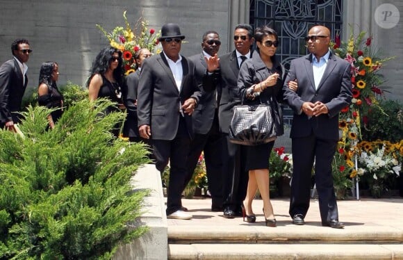 Janet, Tito, Randy et Jermaine Jackson au cimetière Forest Lawn de Los Angeles, où est enterré Michael Jackson, le 25 juin 2010.