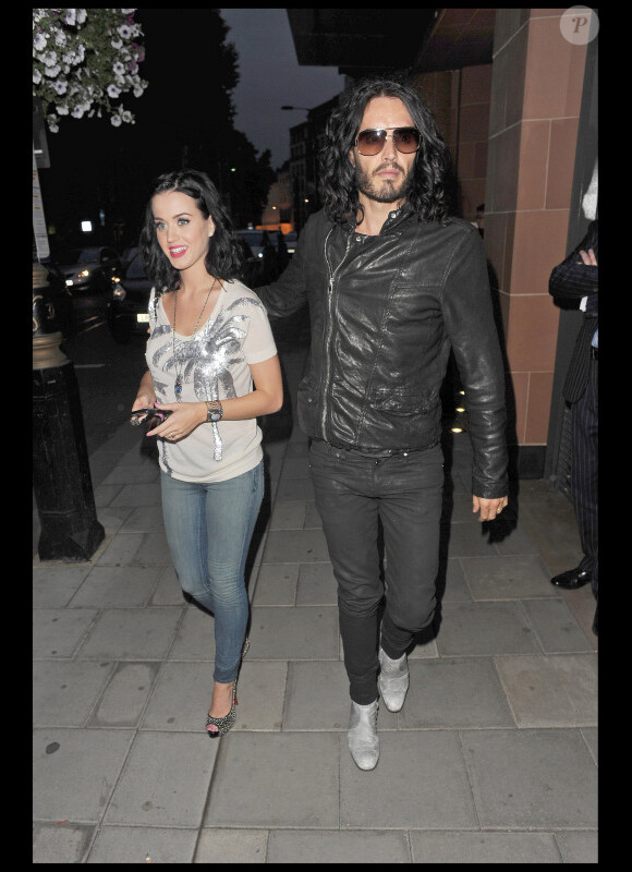 Katy Perry et son fiancé Russell Brand arrivent au restaurant Cipriani dans le quartier de Mayfair à Londres pour un dîner romantique le 25 juin 2010