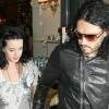 Katy Perry et son fiancé Russell Brand quittent le restaurant Cipriani dans le quartier de Mayfair à Londres pour un dîner romantique le 25 juin 2010