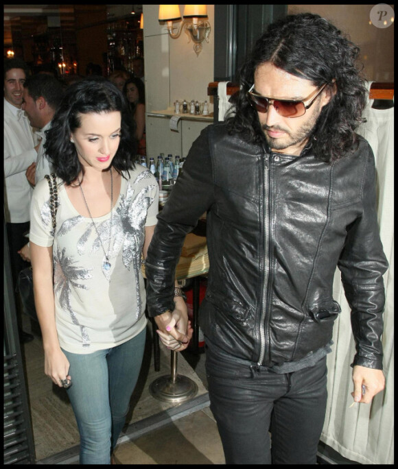 Katy Perry et son fiancé Russell Brand quittent le restaurant Cipriani dans le quartier de Mayfair à Londres pour un dîner romantique le 25 juin 2010
