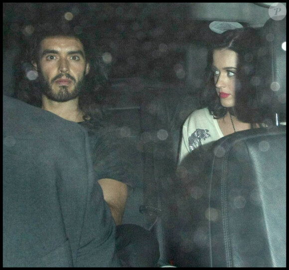 Katy Perry et son fiancé Russell Brand quittent le restaurant Cipriani dans le quartier de Mayfair à Londres pour un dîner romantique le 25 juin 2010