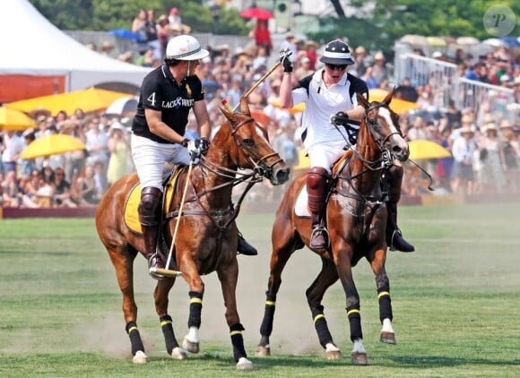 Le 27 juin 2010, le prince Harry, dans le cadre de sa visite de trois jours à New York pour promouvoir sa fondation Sentebale, participait à match de polo de charité, au cours duquel il a chuté.