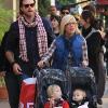 
Tori Spelling et Dean McDermott font du shopping avec leurs deux enfants à Los Angeles en décembre 2009