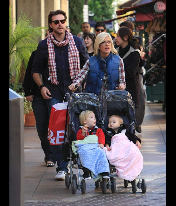 
Tori Spelling et Dean McDermott font du shopping avec leurs deux enfants à Los Angeles en décembre 2009