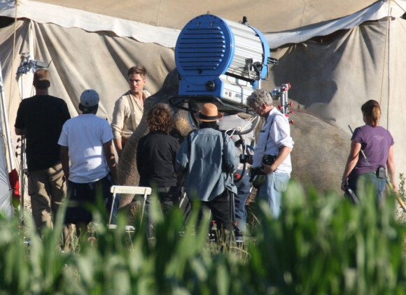 Robert Pattinson et un éléphant sur le tournage de Water for Elephants le 24 juin 2010