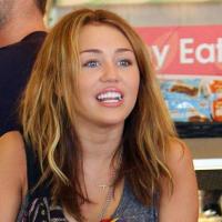 Miley Cyrus : Sortie entre copines et avec son chéri... pour fêter ses 12 nominations aux Teen Choice Awards !