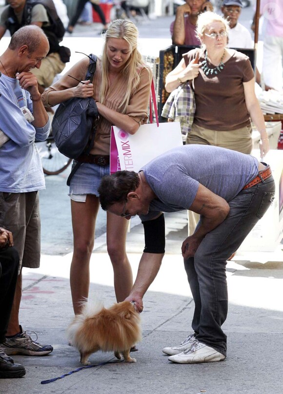 Mickey Rourke et la belle Annastassija dans les rues de New York, le 2 juillet 2010