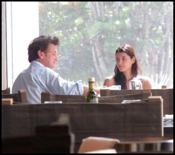 Sean Penn et une mystérieuse amie déjeunent dans un hôtel de luxe, à Miami, juin 2010