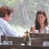 Sean Penn et une mystérieuse amie déjeunent dans un hôtel de luxe, à Miami, juin 2010