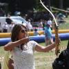 Liz Hurley participe à une foire au Cirencester Park, et partage une partie de tir à l'arc avec son fils Damian, samedi 3 juillet.