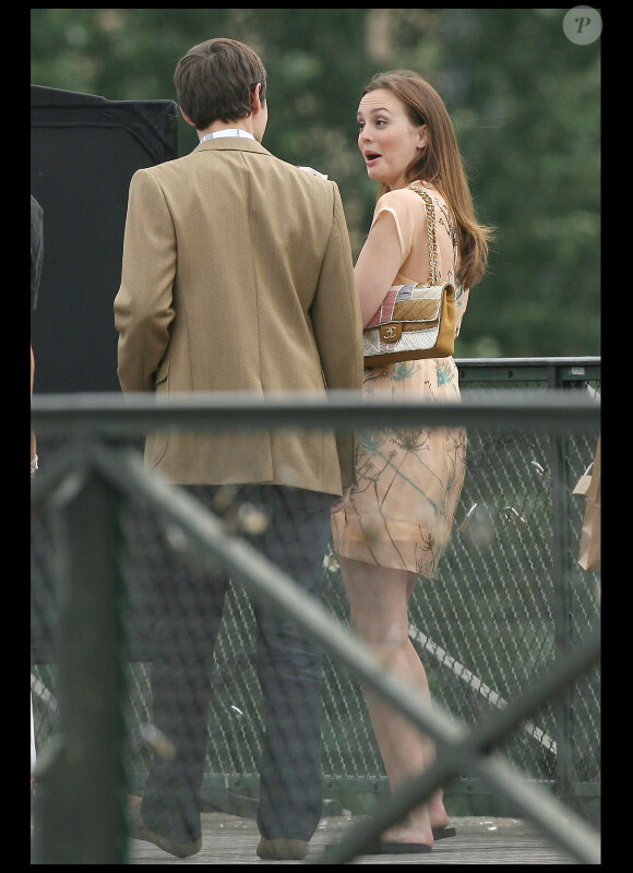 Leighton Meester et Blake Lively en plein tournage de la série Gossip Girl à Paris, le 5 juillet 2010