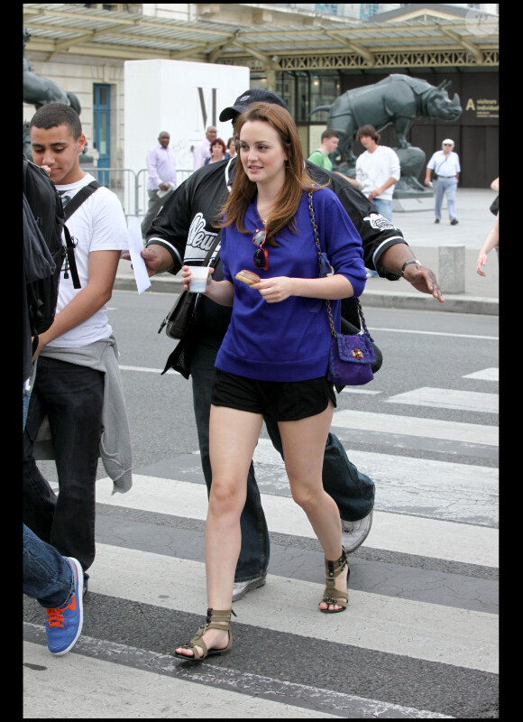 Leighton Meester en plein tournage de la série Gossip Girl à Paris, le 5 juillet 2010