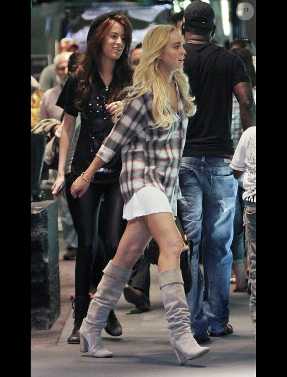 Lindsay Lohan, fin mai 2010 à Los Angeles, portant sous sa botte, à sa cheville gauche, un bracelet-détecteur de consommation d'alcool