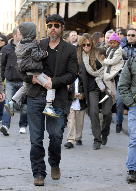 Angelina Jolie et Brad Pitt avec leurs enfants en Italie en mars 2010