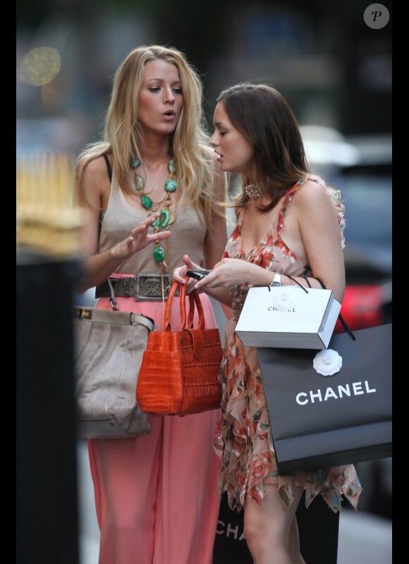 Blake Lively et Leighton Meester sur le tournage de Gossip Girl, avenue Montaigne à Paris. Le 9 juillet 2010