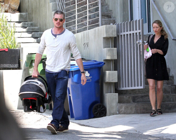 Eric Dane et Rebecca Gayheart sortent de leur domicile, à Los Angeles, pour se rendre à une consultation médicale. Juillet 2010