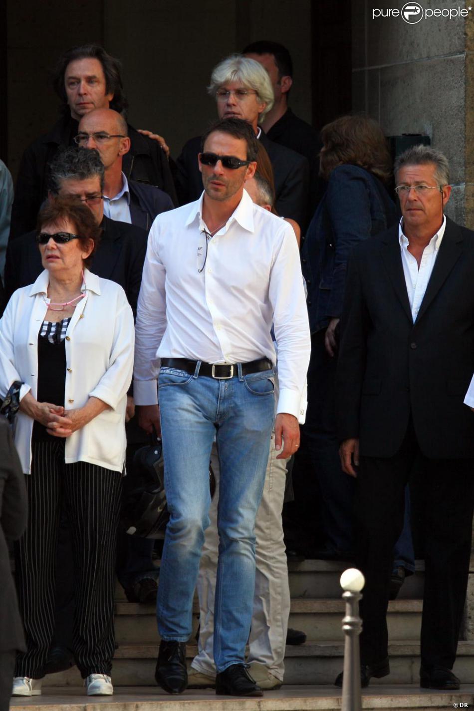 Qui Sont Les Parents De Julien Courbet Julien Courbet aux obsèques de Francis Vacher, le 7 juillet 2010