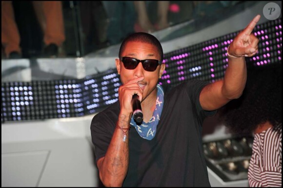 Pharrell Williams sur la scène du VIP Room, à Saint-Tropez, le 11 juillet 2010