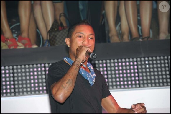 Pharrell Williams sur la scène du VIP Room, à Saint-Tropez, le 11 juillet 2010