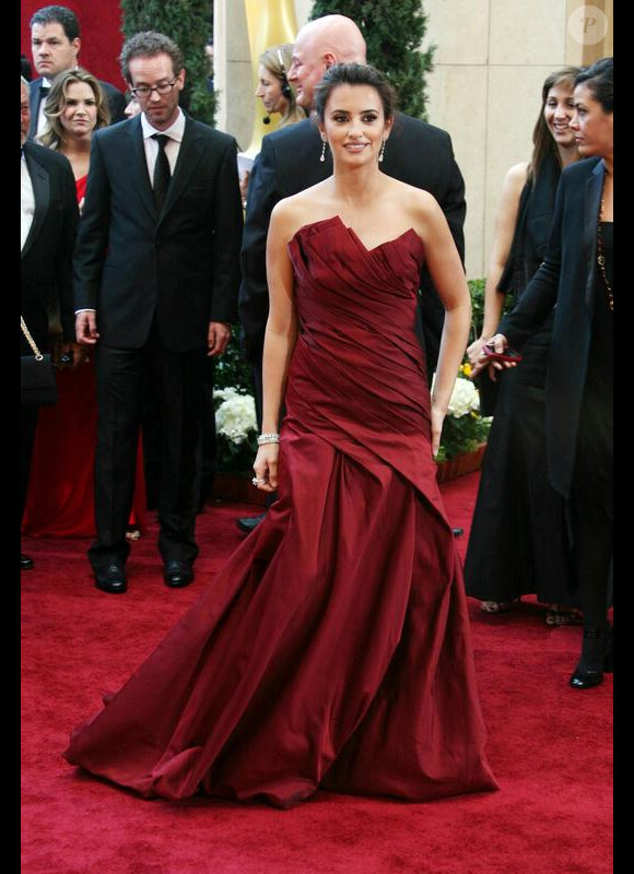 Penélope Cruz, lors de la cérémonie des Oscars 2010, dans un magnifique fourreau drapé bordeaux signé Donna Karan