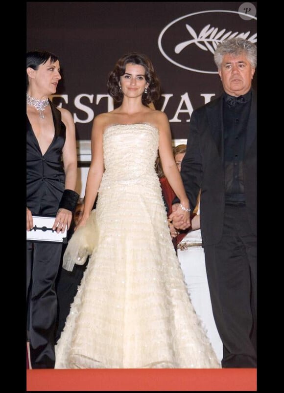 Penélope Cruz sublime dans une création John Galliano couleur blanc cassé, lors de la première de Volver lors du Festival de Cannes 2006