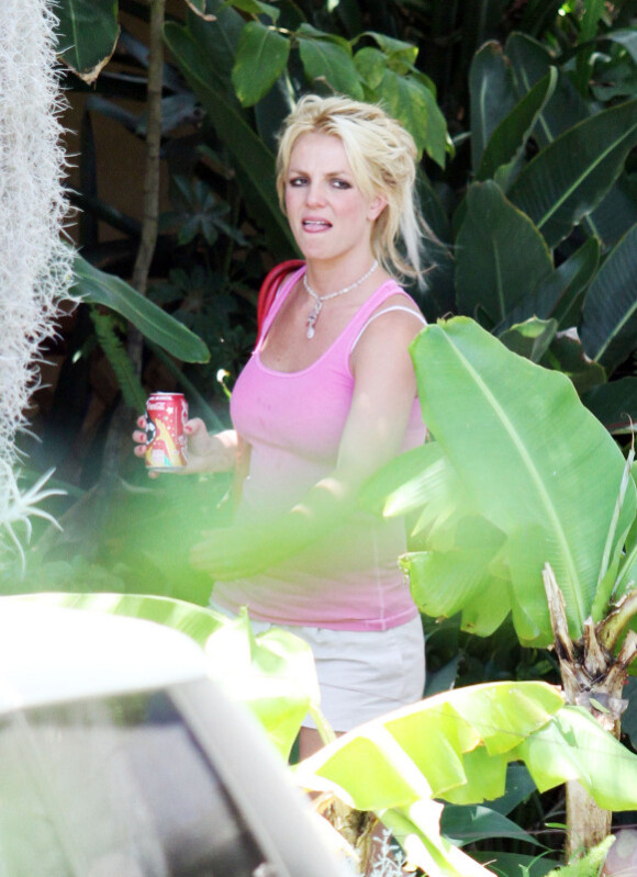 Britney Spears se rend dans un studio d'enregistrement à Los Angeles,  apparemment la motivation n'est pas au rendez-vous ce 14 juillet 2010 !