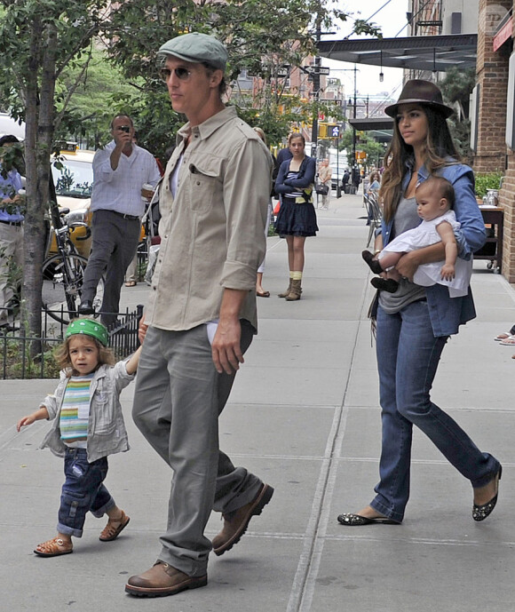 Matthew McConaughey avec sa compagne Camila Alves, et leurs enfants Levi et Vida