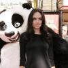 Angelina, très ravissante dans une petite robe noire Ralph Lauren pour promouvoir la sortie du DVD de Kung Fu Panda à L.A.