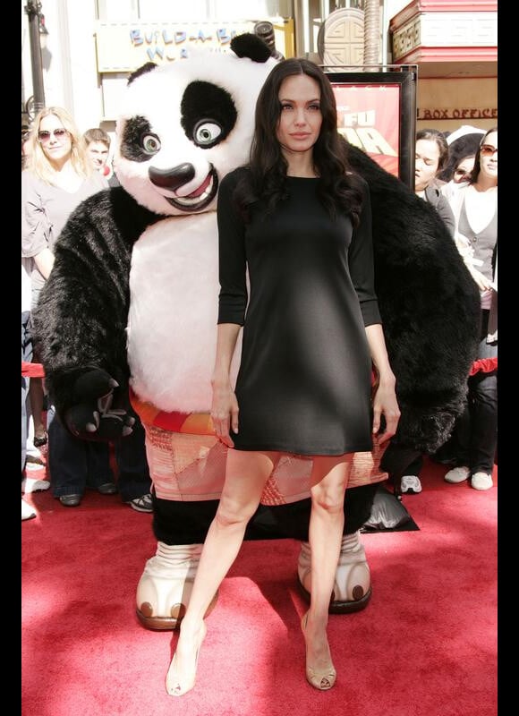 Angelina, très ravissante dans une petite robe noire Ralph Lauren pour promouvoir la sortie du DVD de Kung Fu Panda à L.A.