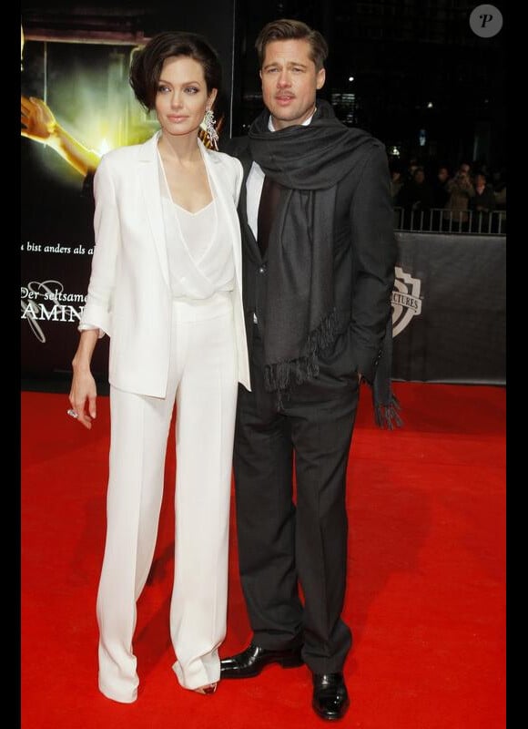 Angelina et Brad, tellement glamour lors de la première de Benjamin Button à Berlin ! Le total look blanc d'Angelina, signé Akris, lui sied à merveille.