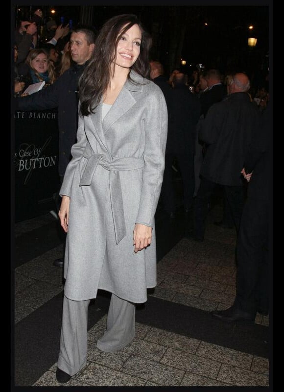 Angelina Jolie, toujours dans la sobriété pour la première de Benjamin Button à Paris, où elle est apparue dans un manteau élégant griffée Akris, avec un top et un pantalon de la collection Black Label de chez Ralph Lauren.