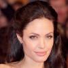 Angelina Jolie, toujours aussi captivante... érémonie des BAFTA Awards 2009, où elle portait une robe noire et jaune bustier Armani Privé