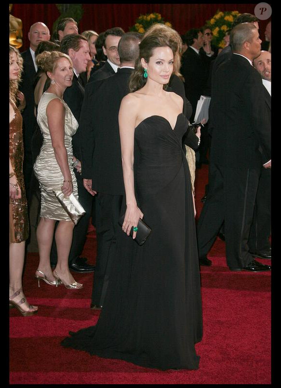 Angelina Jolie sobre et élégante dans une création Elie Saab pour la cérémonie des Oscars 2009