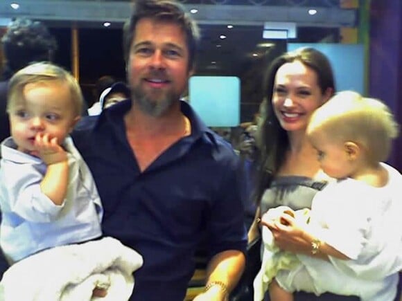 Angelina Jolie et Brad Pitt avec leurs jumeaux Knox Leon et Vivienne Marcheline