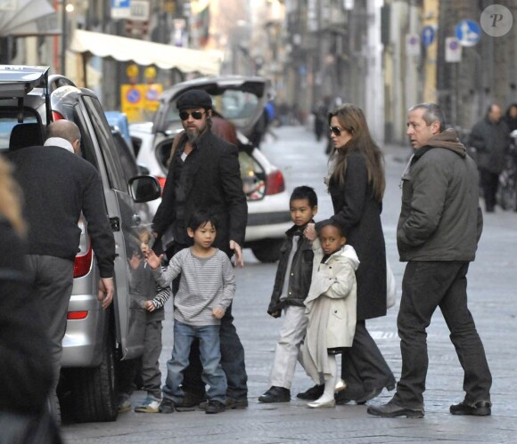 Brad Pitt et Angelina Jolie, et leurs enfants (il ne manque que les jumeaux)