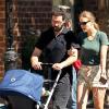 LeeLee Sobieski et son fiancé Adam Kimmel ainsi qu'avec leur bébé, à New York