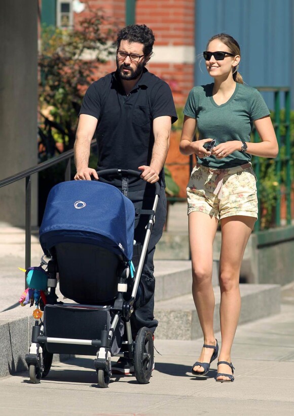 LeeLee Sobieski et son fiancé Adam Kimmel ainsi qu'avec leur bébé, à New York