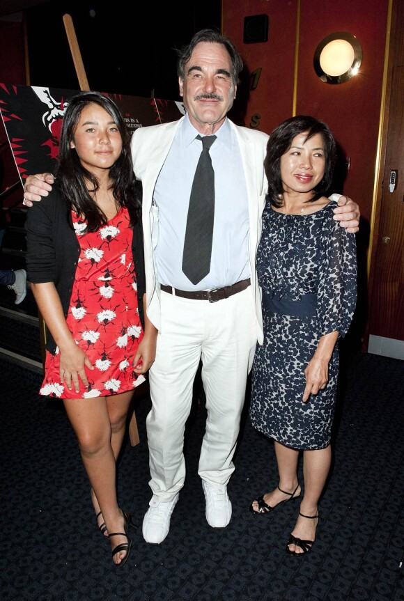 Oliver Stone, sa femme Sun-Jung Jung, et sa fille Tara Stone, lors de l'avant-première de South of the Border, au Curzon Cinema de Mayfair, à Londres, le 19 juillet 2010.