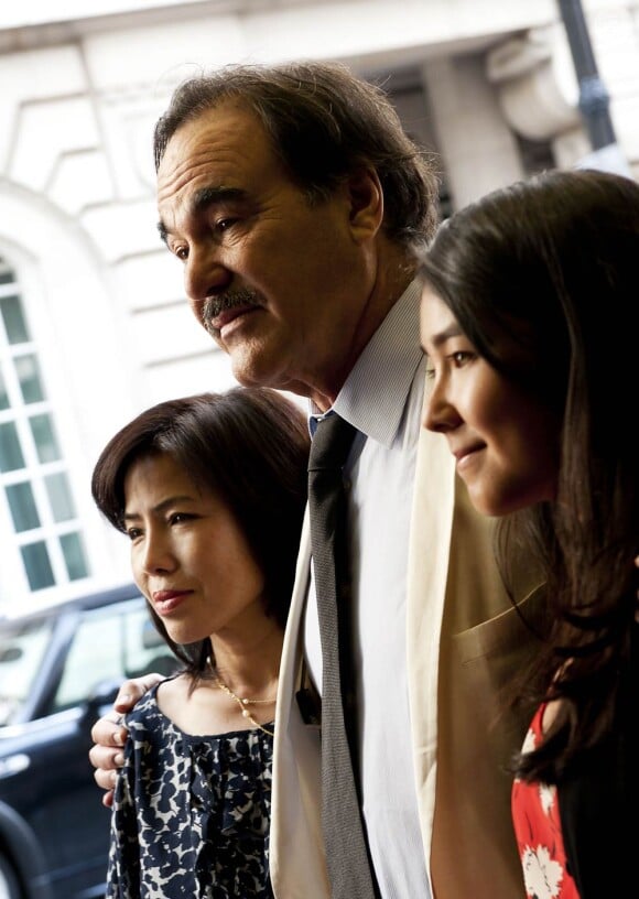 Oliver Stone, sa femme Sun-Jung Jung, et sa fille Tara Stone, lors de l'avant-première de South of the Border, au Curzon Cinema de Mayfair, à Londres, le 19 juillet 2010.