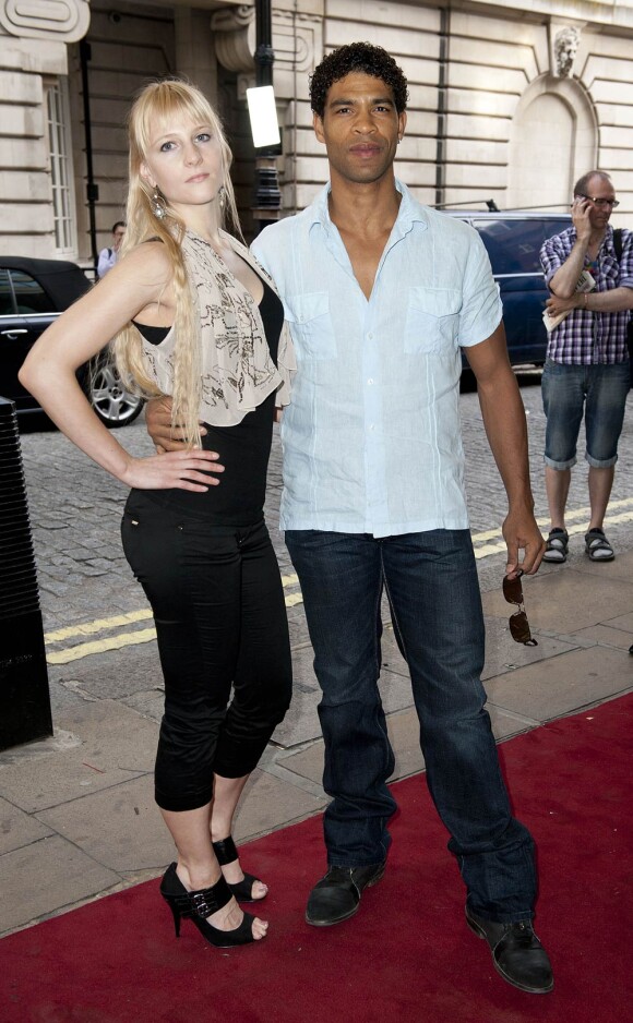 Le danseur Carlos Acosta et une amie, lors de l'avant-première de South of the Border, au Curzon Cinema de Mayfair, à Londres, le 19 juillet 2010.