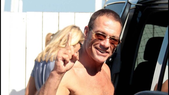 Jean-Claude Van Damme au top de sa forme : après la plage, il swingue avec Martin Solveig !