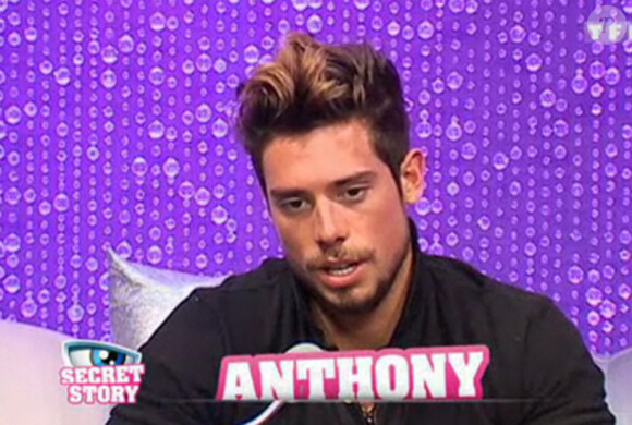 Anthony s'explique au sujet de l'altercation des garçons. 