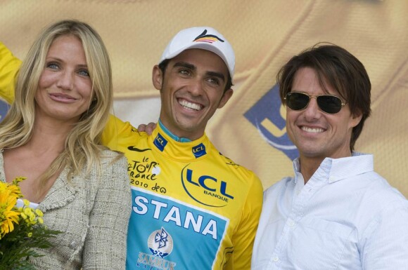 Tom Cruise et Cameron Diaz entourent Alberto Contador à l'arrivée de l'étape du Tour de France, à Bordeaux, le 23 juillet 2010.